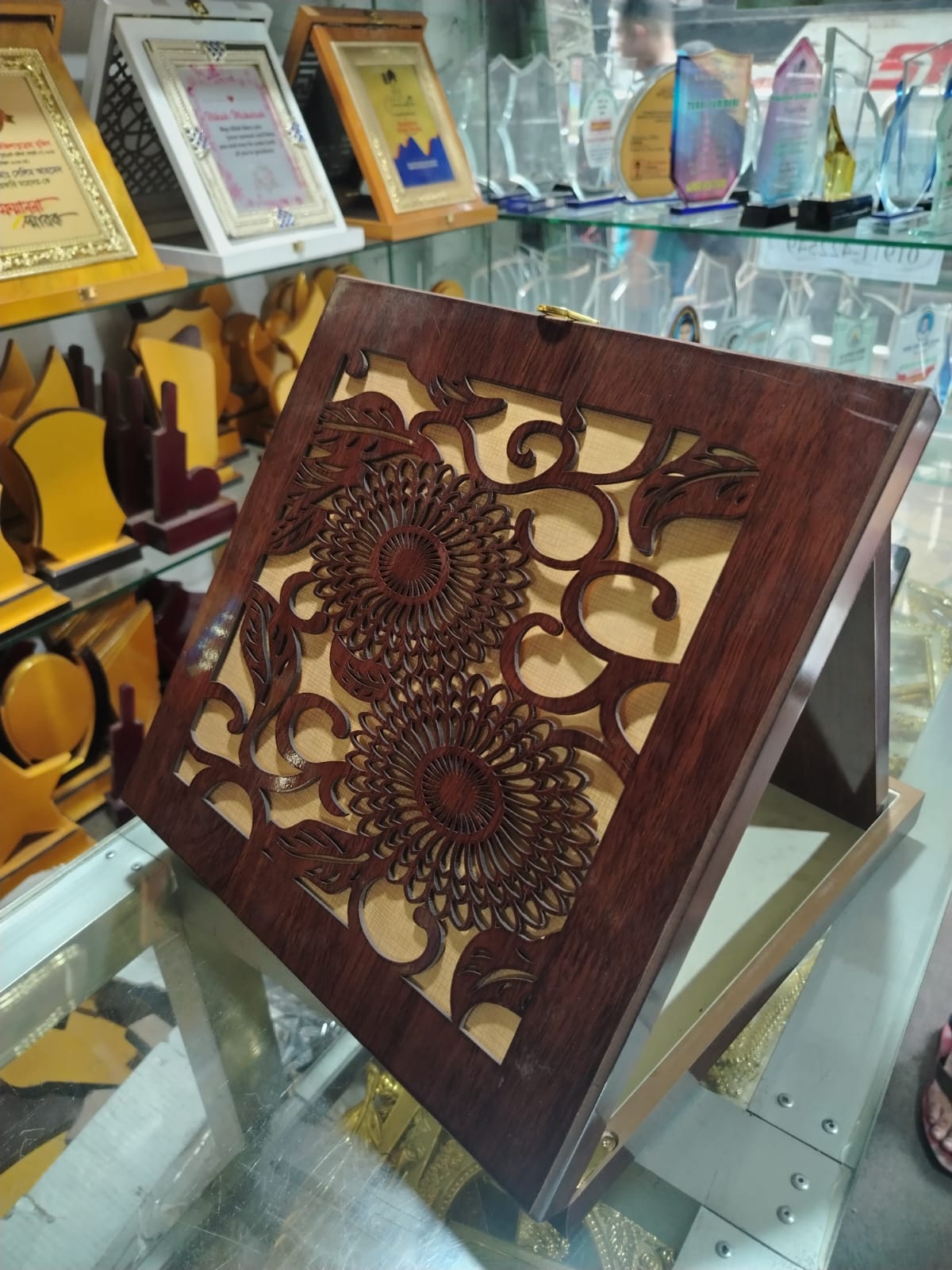 Silver cast crest with premium wooden laser cutting box - Image 6