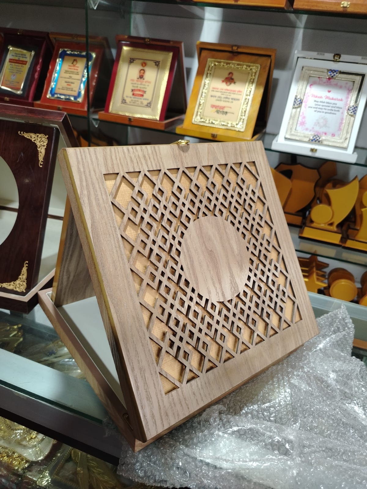 Silver cast crest with premium wooden laser cutting box - Image 2